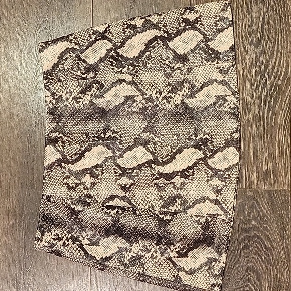 ❤️ NWOT! URBAN OUTFITTERS VEGAN SNAKESKIN LEATHER MINI SKIRT, LARGE - Picture 5 of 5